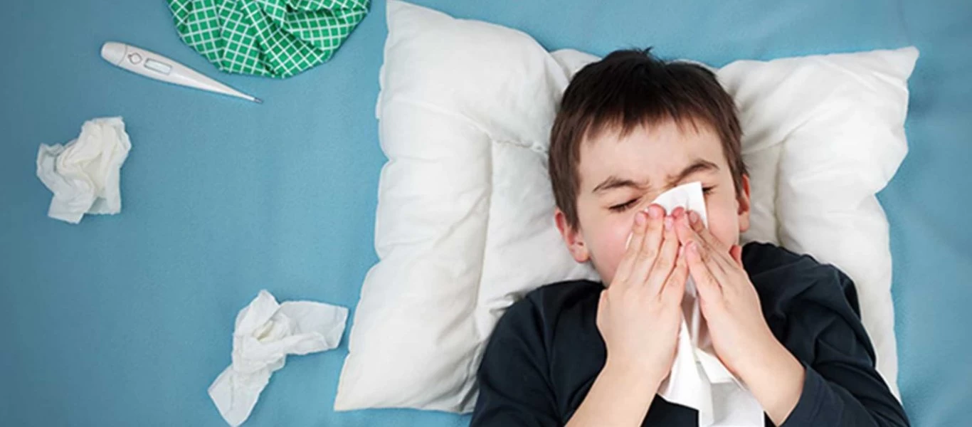 Κορωνοϊός: Τετράχρονος δίνει «μάχη» με τον φονικό ιό (βίντεο)